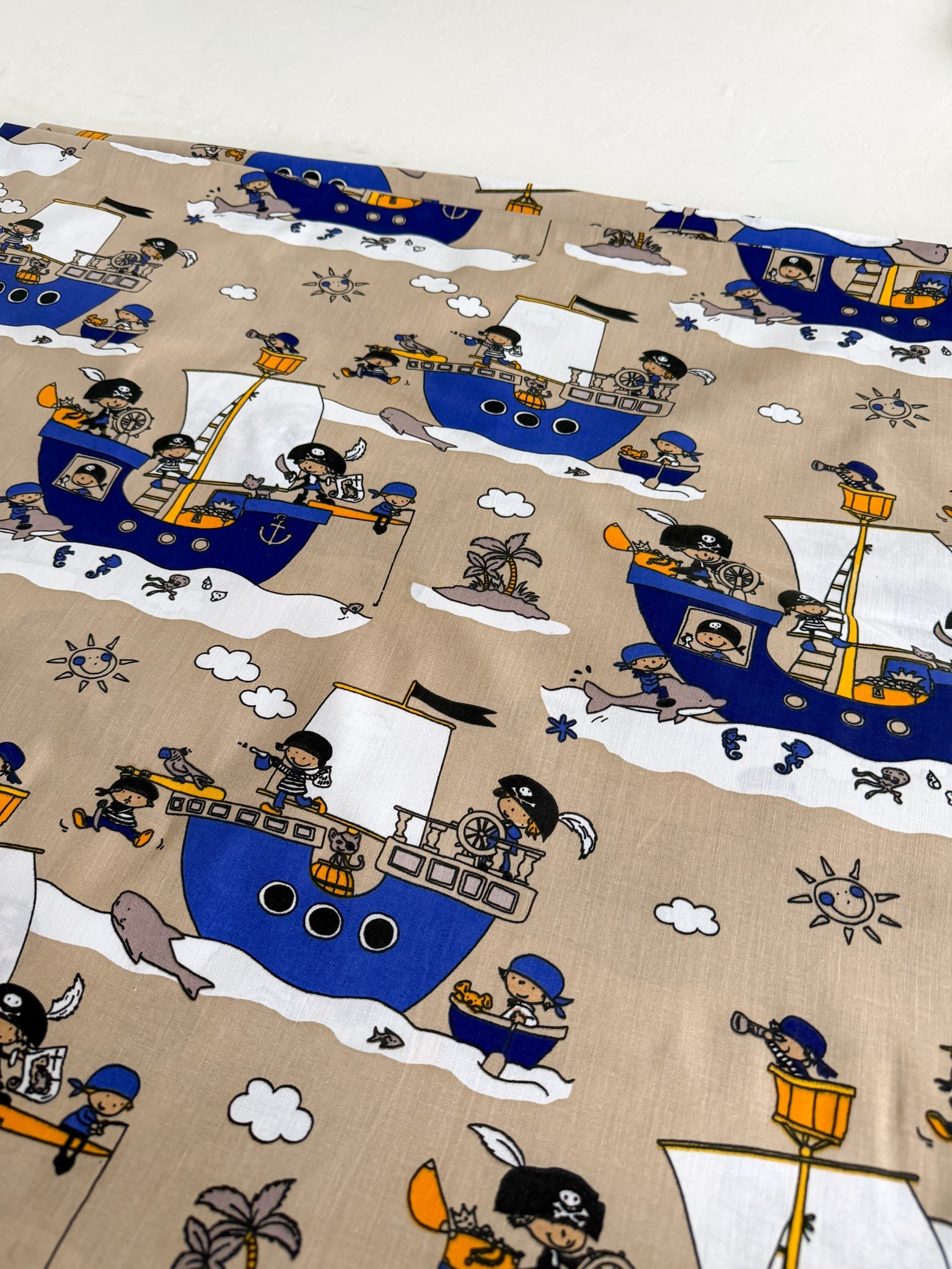Medvilne-drobe-piratu-laivas Medvilnė drobė “Piratų laivai” - Image 1